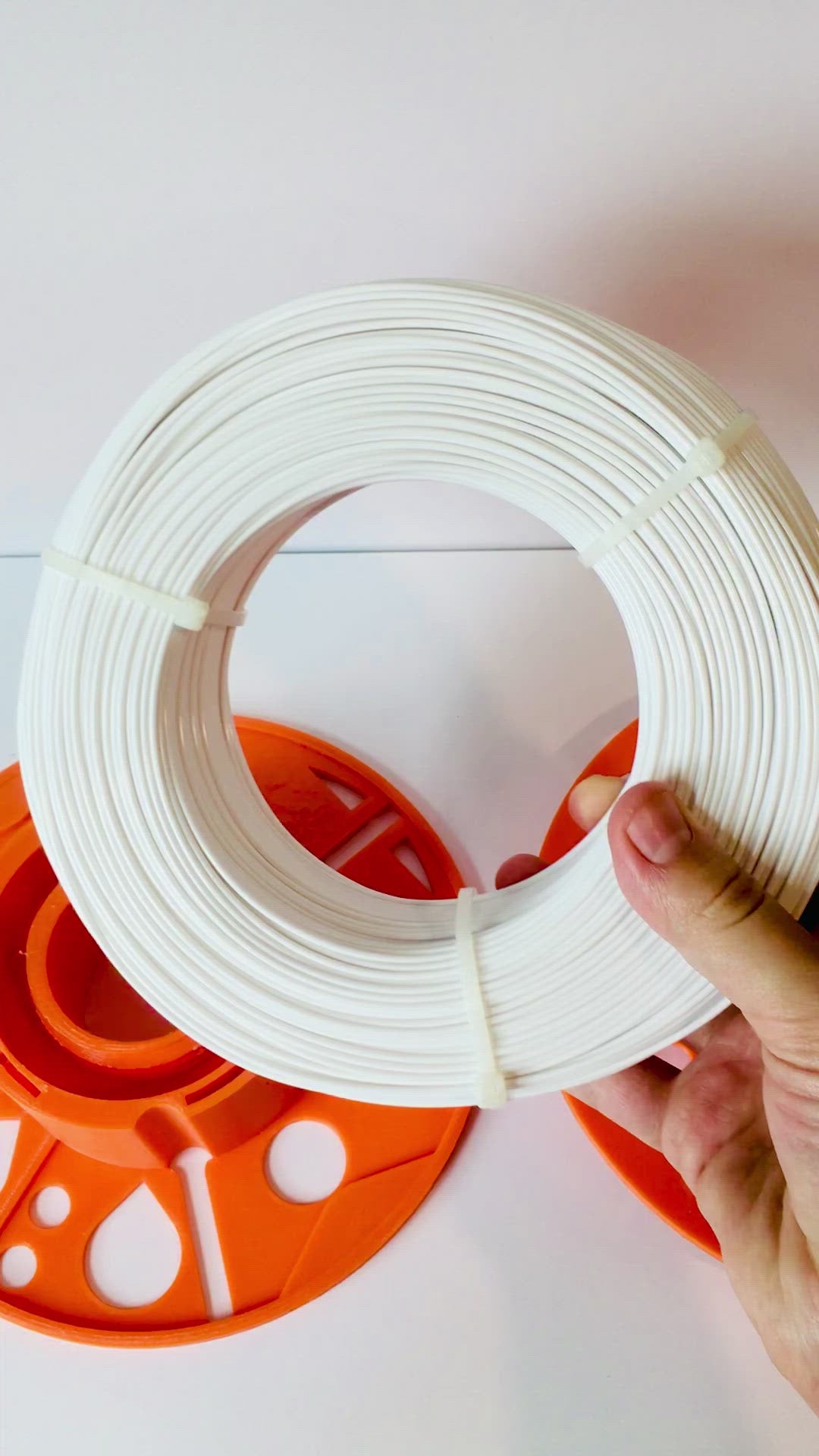 video demonstrating how to load and use Fiberlogy Refill Easy PLA 3D printing Filament for printed spool